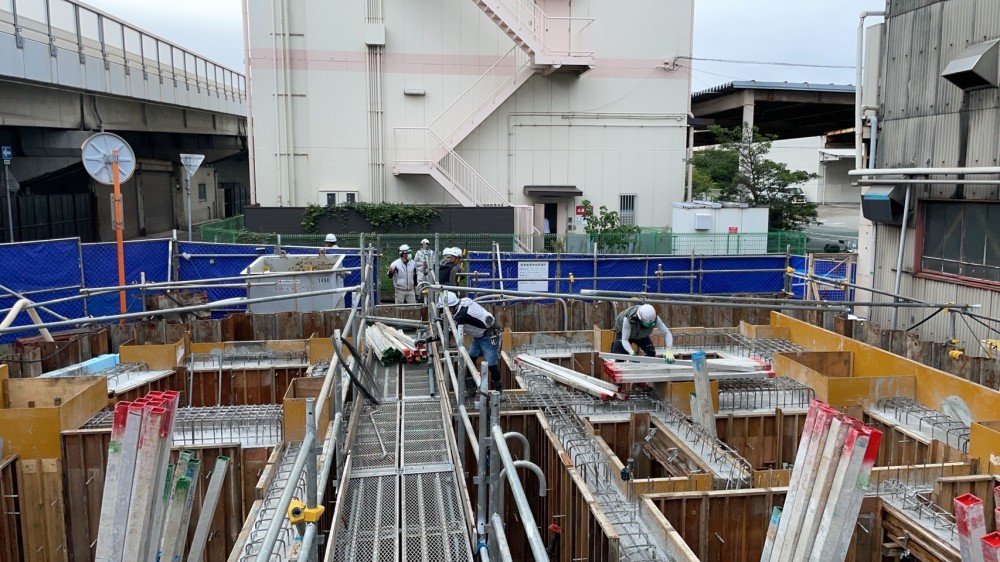 型枠施工の現場から-西宮市内工場建設現場-型枠解体作業