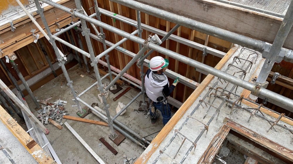 型枠施工の現場から-西宮市内工場建設現場-型枠解体作業