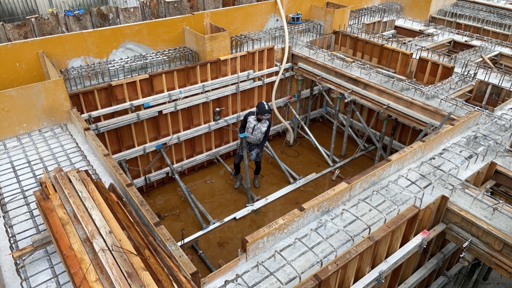 型枠施工の現場から-西宮市内工場建設現場-型枠解体作業